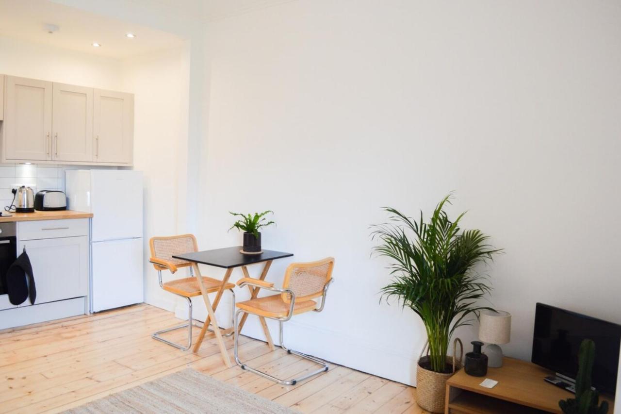 Modern 1 Bedroom Flat In The Heart Of Эдинбург Экстерьер фото